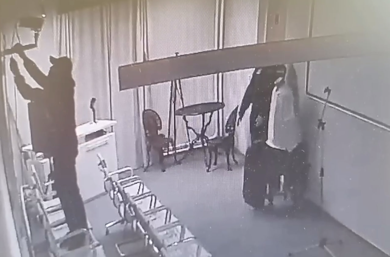 Скриншот видео с камер, установленных в музее. Источник: УМВД по Оренбургской области 