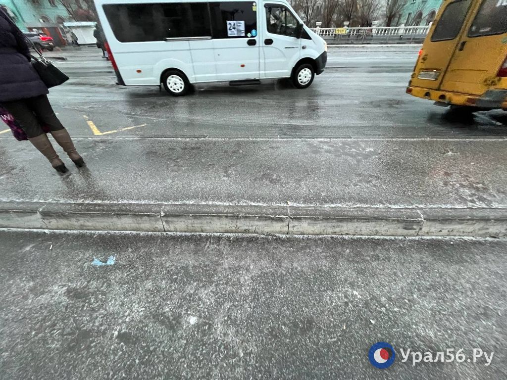 Остановочный карман в центре Орска, 9 утра 04.12.2023