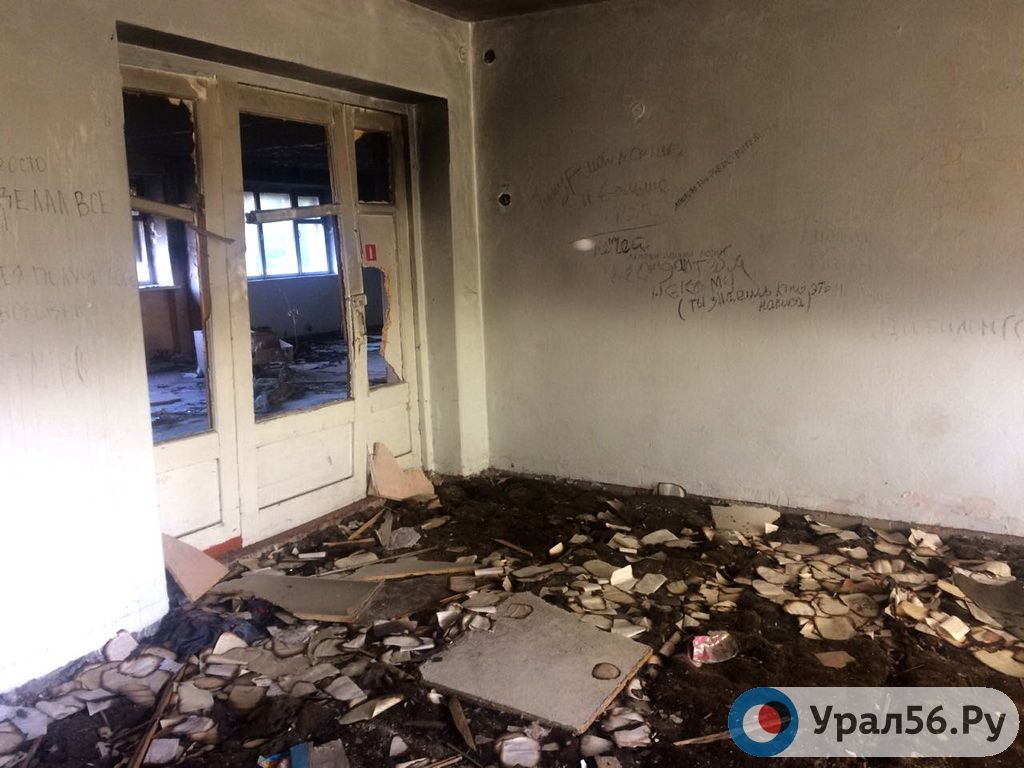 Глава Новоорского района объяснил, почему соцобъекты поселка Энергетик превращаются в руины