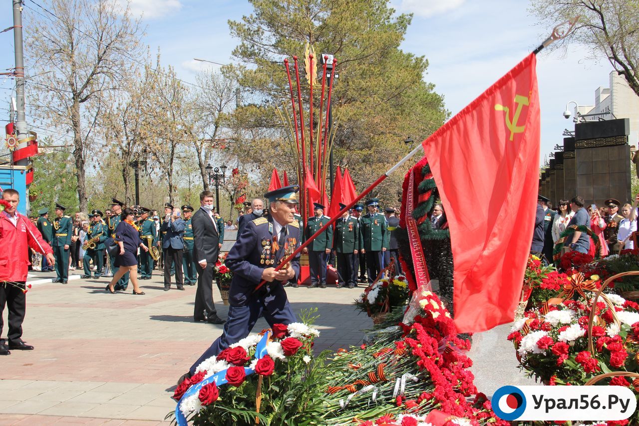 День Памяти. В Оренбурге прошла торжественная церемония возложения цветов к Вечному огню