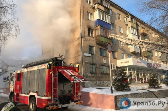 В центре Орска в многоэтажном доме загорелась квартира. Клубы дыма вырываются из окон третьего этажа (видео)
