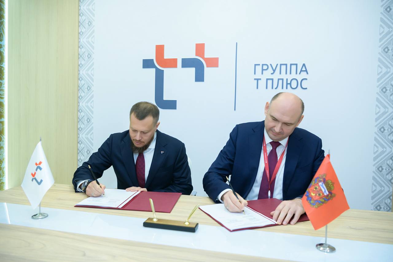 Подписание соглашения. Фото: правительство Оренбургской области