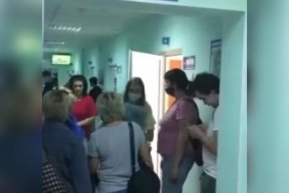 В поликлинике Оренбурга родители выстроились в очередь за справками, чтобы их дети могли посещать детсады и школы 
