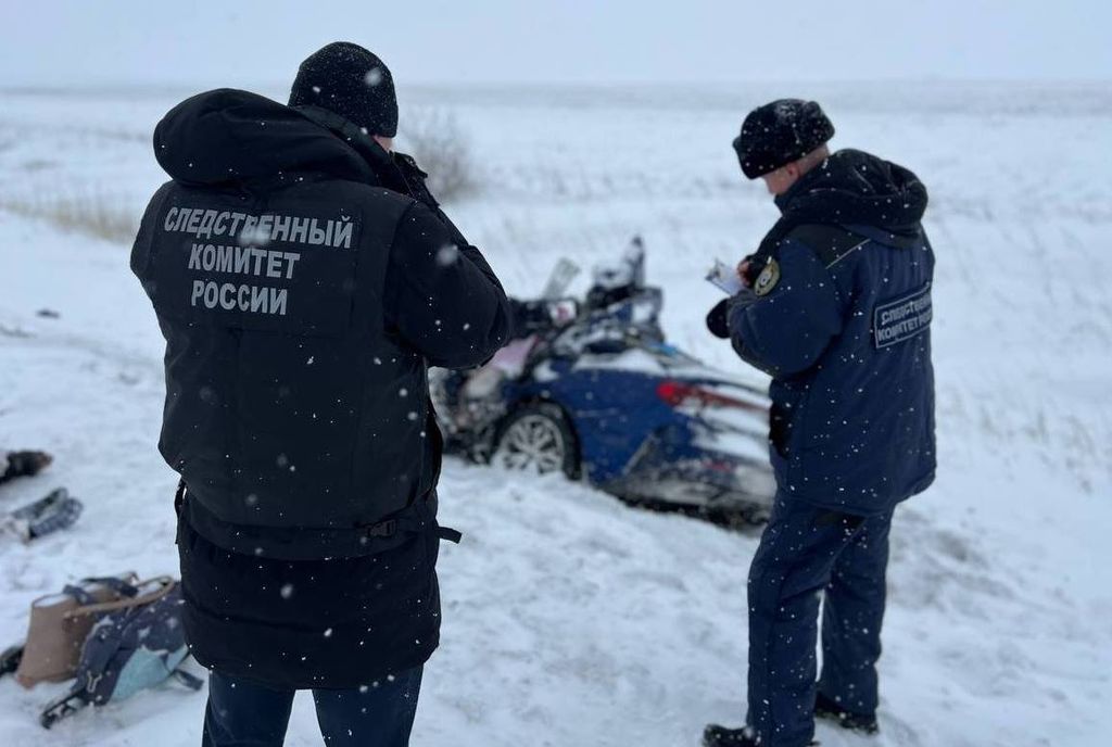 Следователи на месте ДТП. Фото:  СУ СК РФ по Оренбургской области 