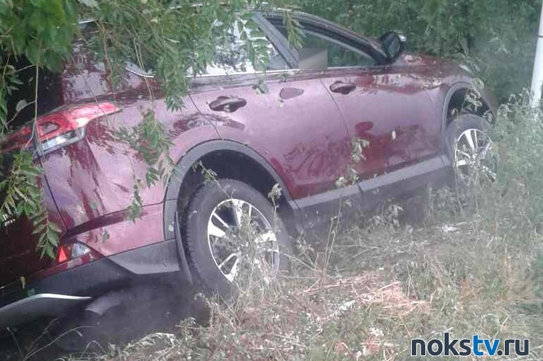В Новотроицке из-за града в кювет слетела Toyota RAV 4
