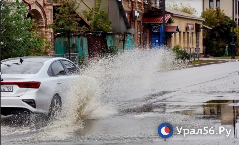 Автомобиль проезжает по луже. Фото из архива