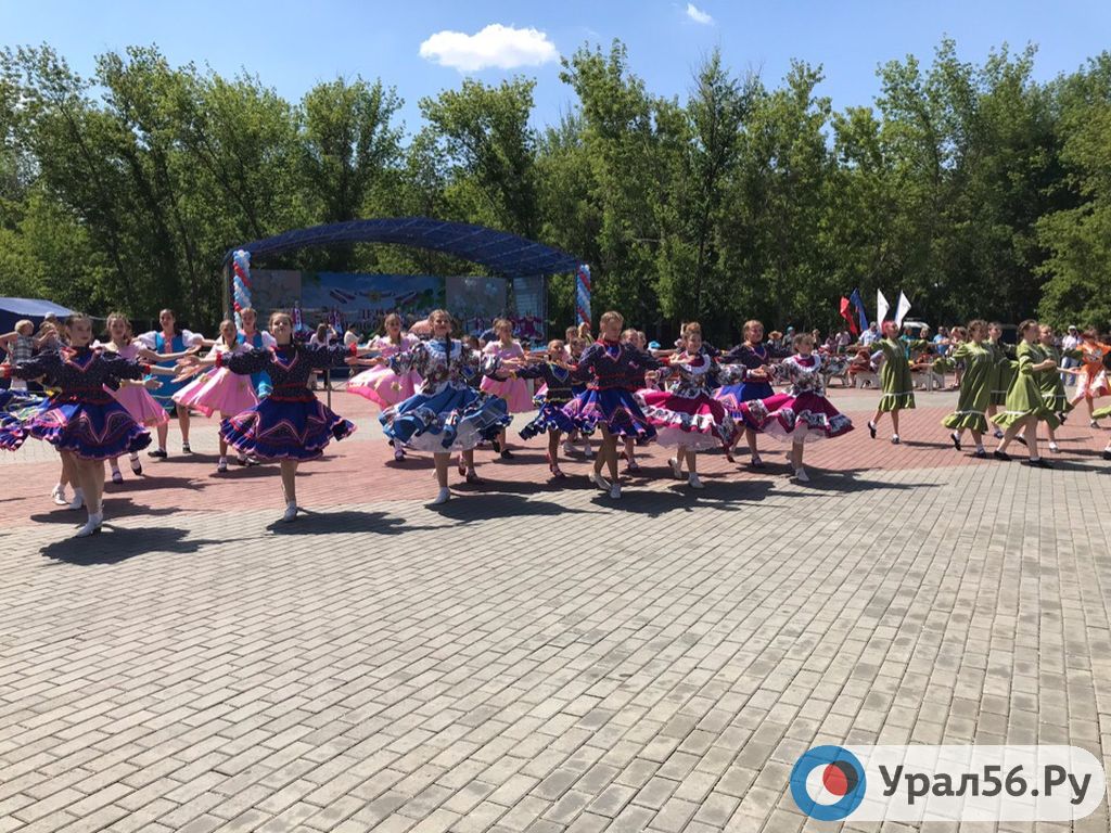 В Орске прошел флешмоб «Русь танцевальная», 12.06.2019