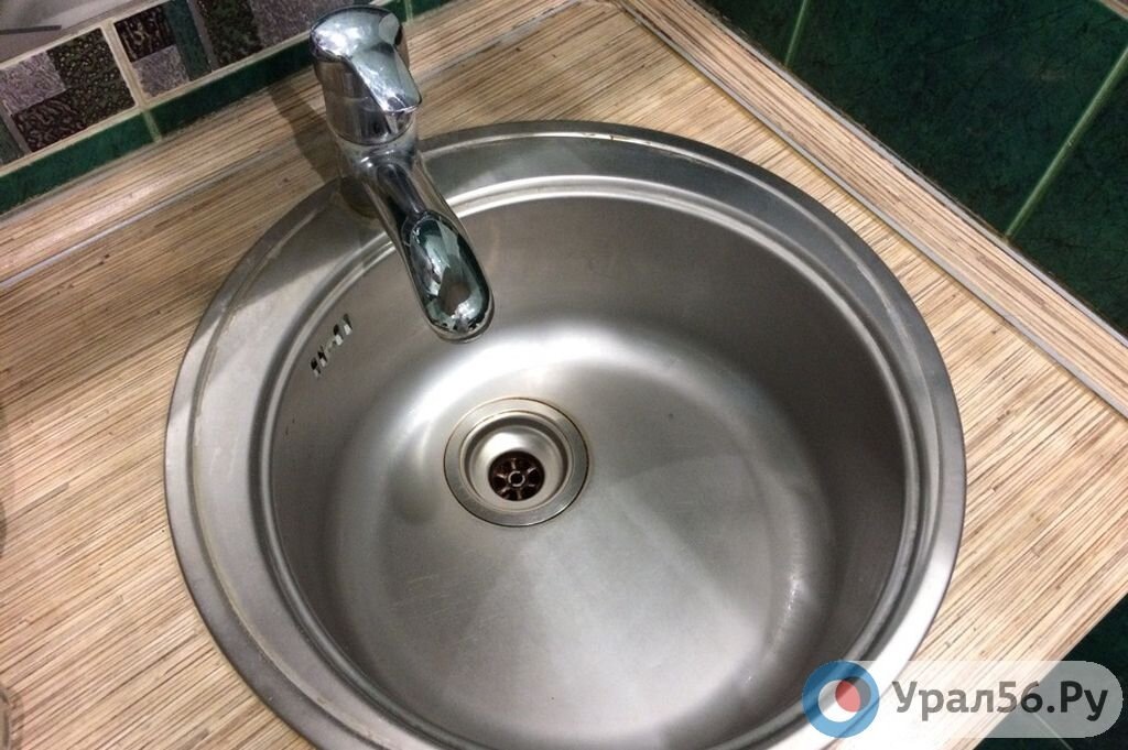 В Орске устранили повреждение, из-за которого отключили воду сразу в нескольких частях города