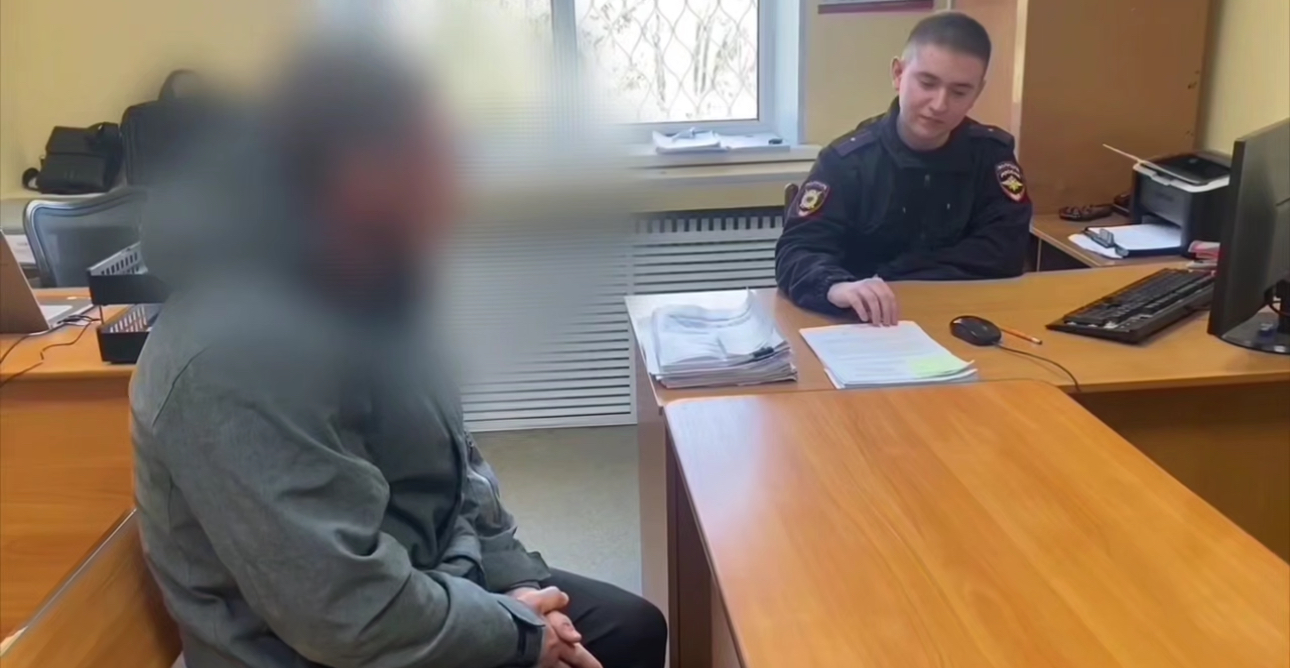 Подозреваемый на допросе. Стоп-кадр из видео УМВД