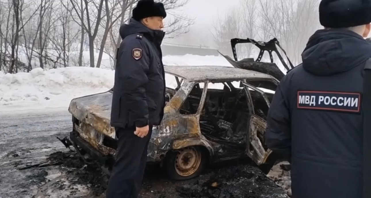 Сотрудники полиции возле угнанного и сгоревшего авто. Фото УМВД по Оренбургской области