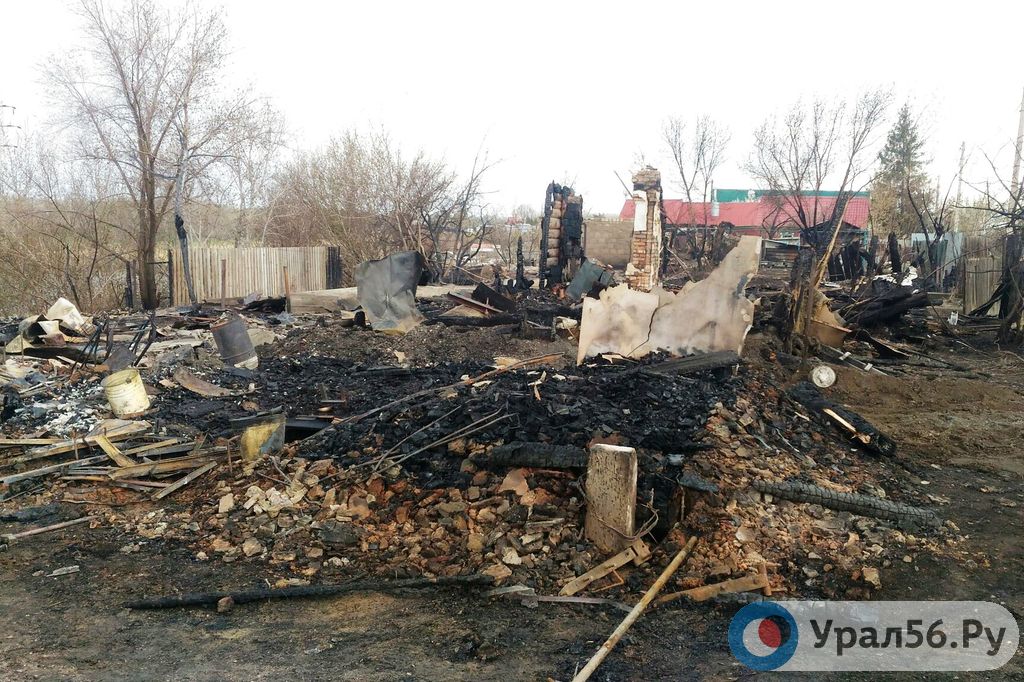 Пепелище на месте жилого дома на улице Борисоглебской в Орске, 04.05.2019