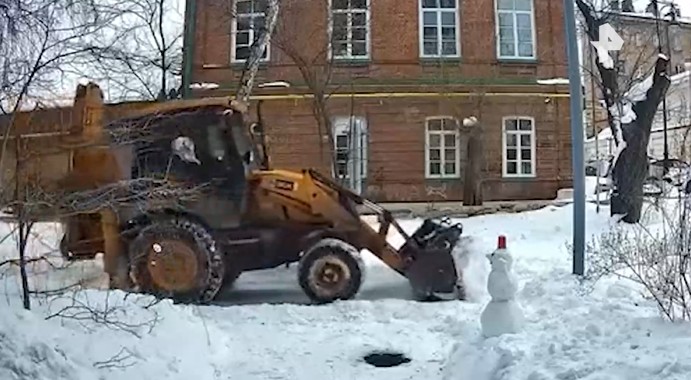 Снеговик на дороге. Источник: РЕН ТВ