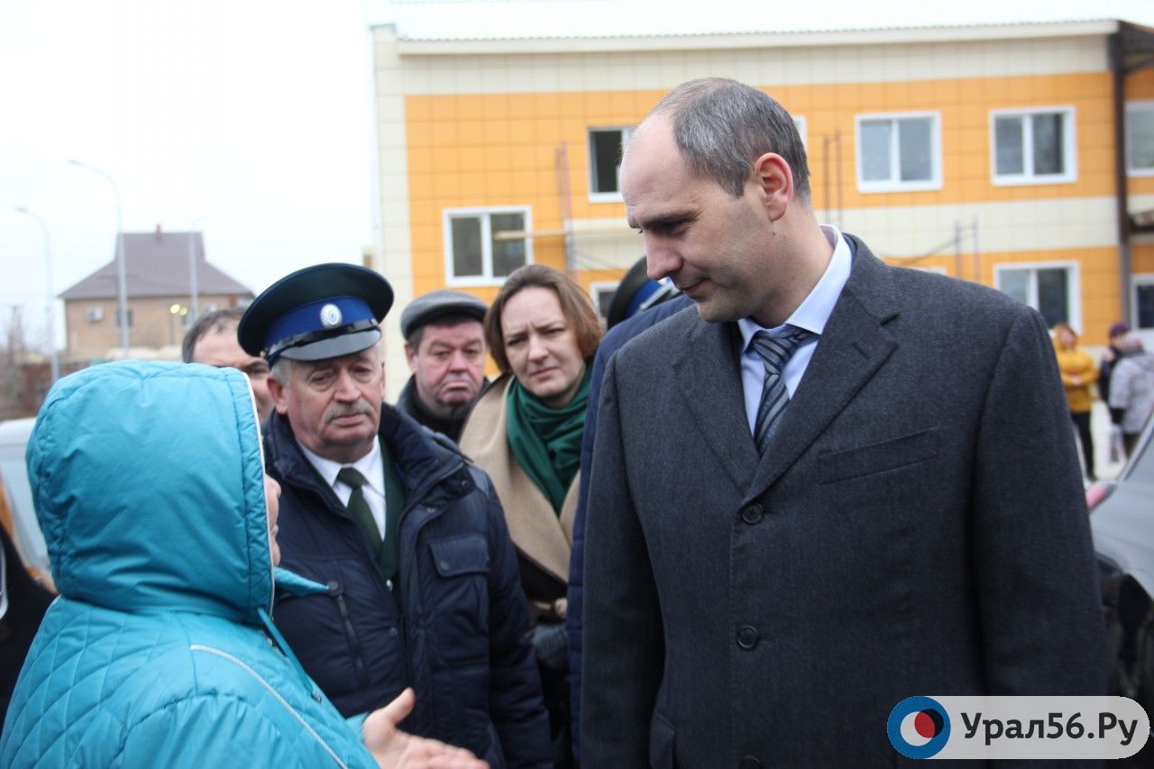 Денис Паслер разговаривает с жителтницей поселка Красный Коммунар, которая жалуется на отсутствие детских площадок
