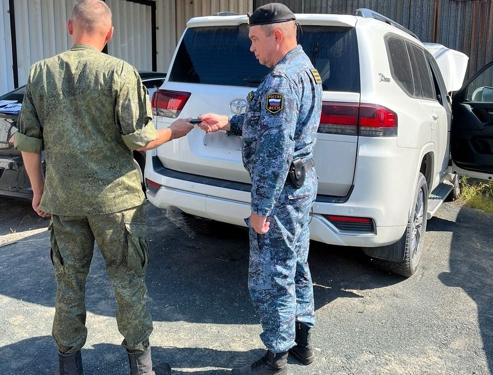 У жителя Орска за пьяную езду изъяли Land Cruiser 300. Фото: УФССП по Оренбургской области