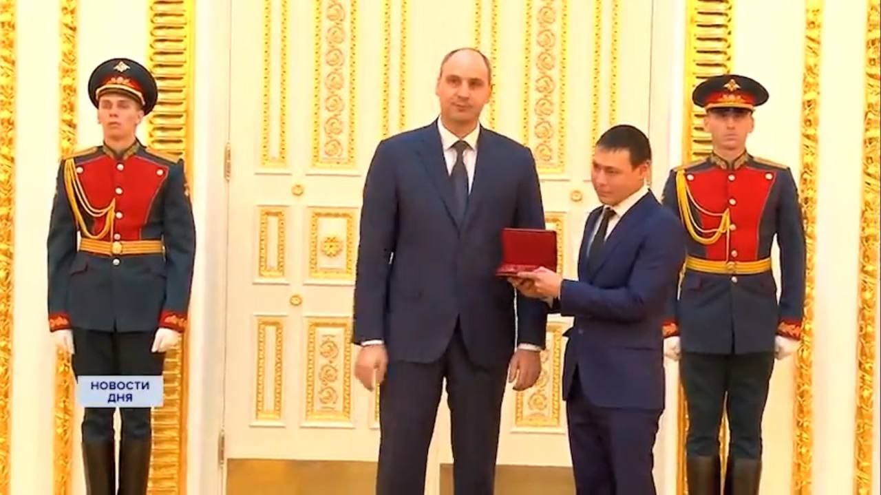 Вручение медали Рамилю Байдавлетову. Источник: РИА56