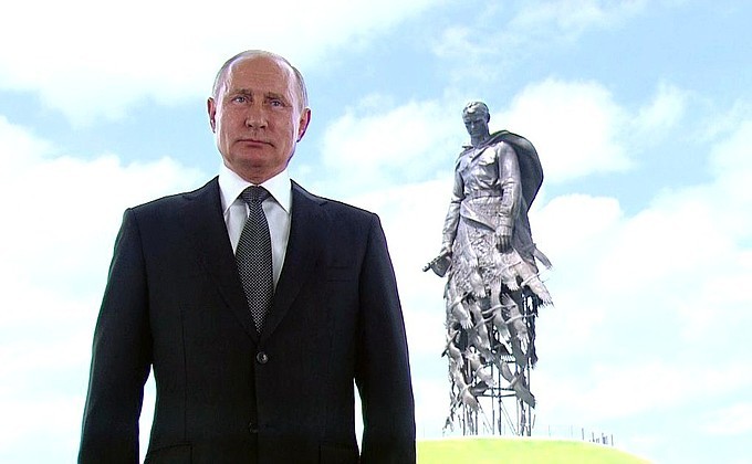 Владимир Путин на фоне памятника советскому солдату подо Ржевом, фото: kremlin.ru