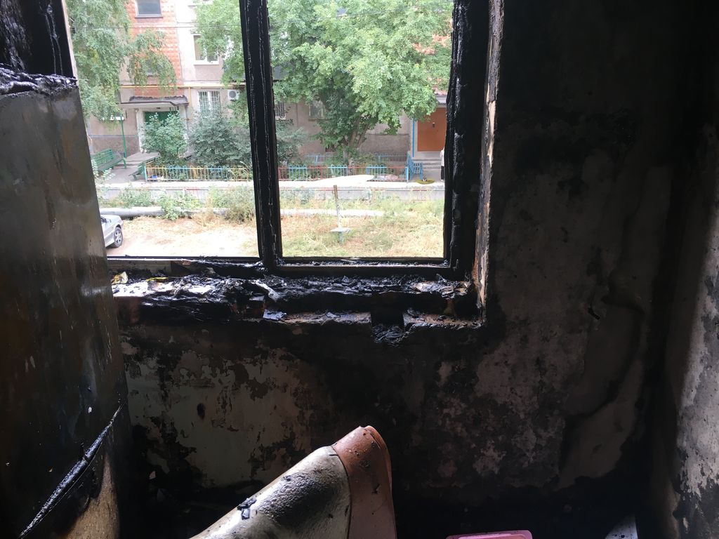 В Новотроицке сотрудники МЧС спасли на пожаре 9 человек