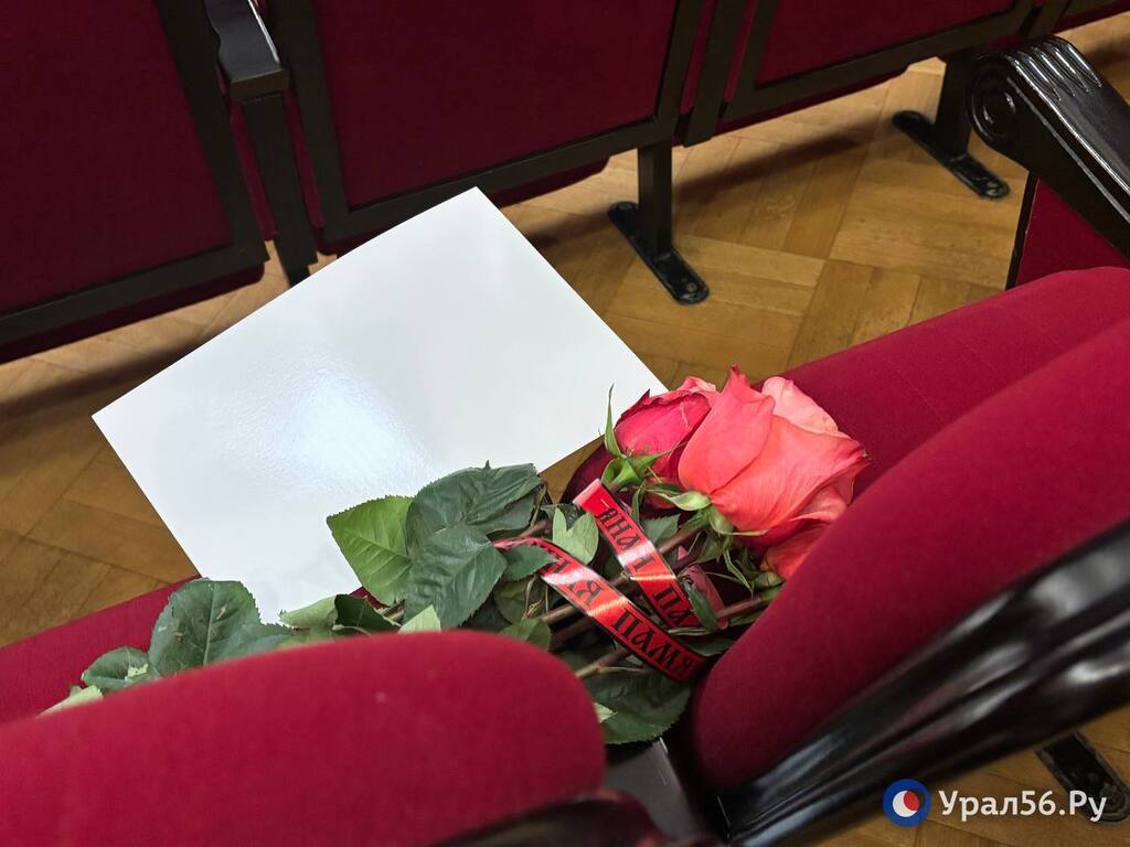 Цветы на церемонии прощания в Оренбурге. Фото из архива
