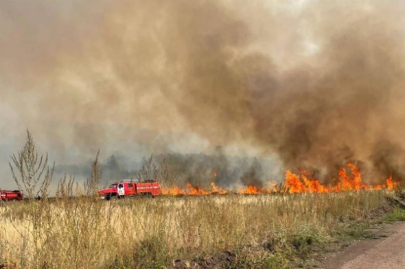 МЧС: Угроза населенным пунктам, возникшая из-за крупного пожара на востоке Оренбургской области, снята