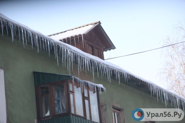 Житель Оренбурга хочет взыскать с УК более 400 тысяч рублей за упавший с крыши на его авто снег