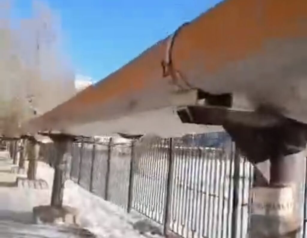 Теплотрасса возле школы 35. Стоп кадр с видео из соцсетей