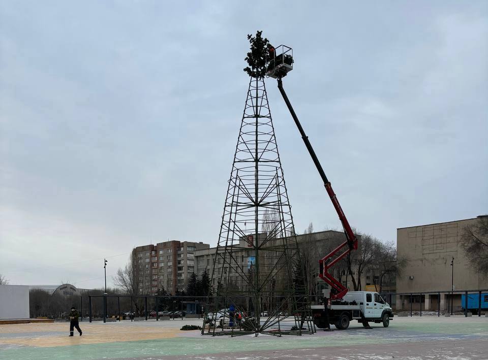 Установка главной елки в Новотроицке. Фото администрации