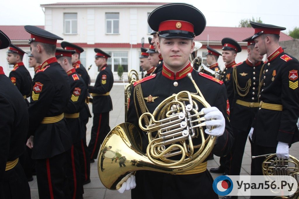 В Оренбурге по улице Советской прошел духовой оркестр Московского военного музыкального училища