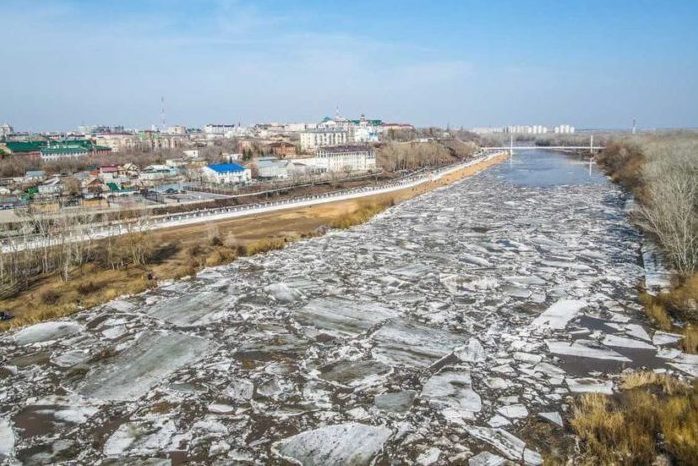 На реке Урал в Оренбурге тронулся лед