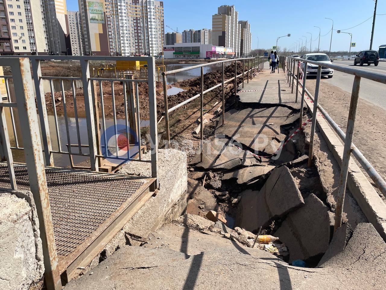 Провал на ул. Уральской в Оренбурге