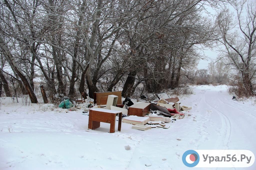 Территорию заливных озер в Орске продолжают закидывать мусором. Орск, 14.02.2020