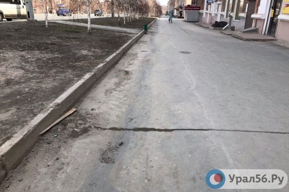 В центре Орска продолжается уборка дорог и тротуаров: Урал56.Ру проверил качество работ