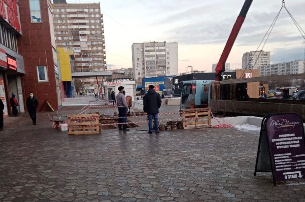 Яма около ТЦ «Радуга» в Оренбурге. Фото: администрации Оренбурга
