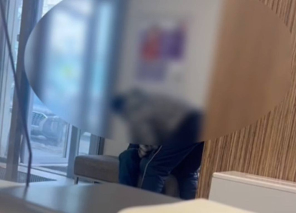 Жительница Орска, угрожая расправой, ограбила пенсионера в банковском отделении (видео)