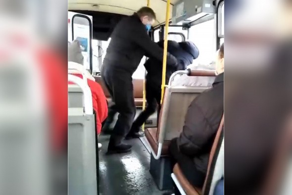 Telegram: в Оренбурге водитель выкинул из автобуса мужчину, который отказывался надевать маску (видео)