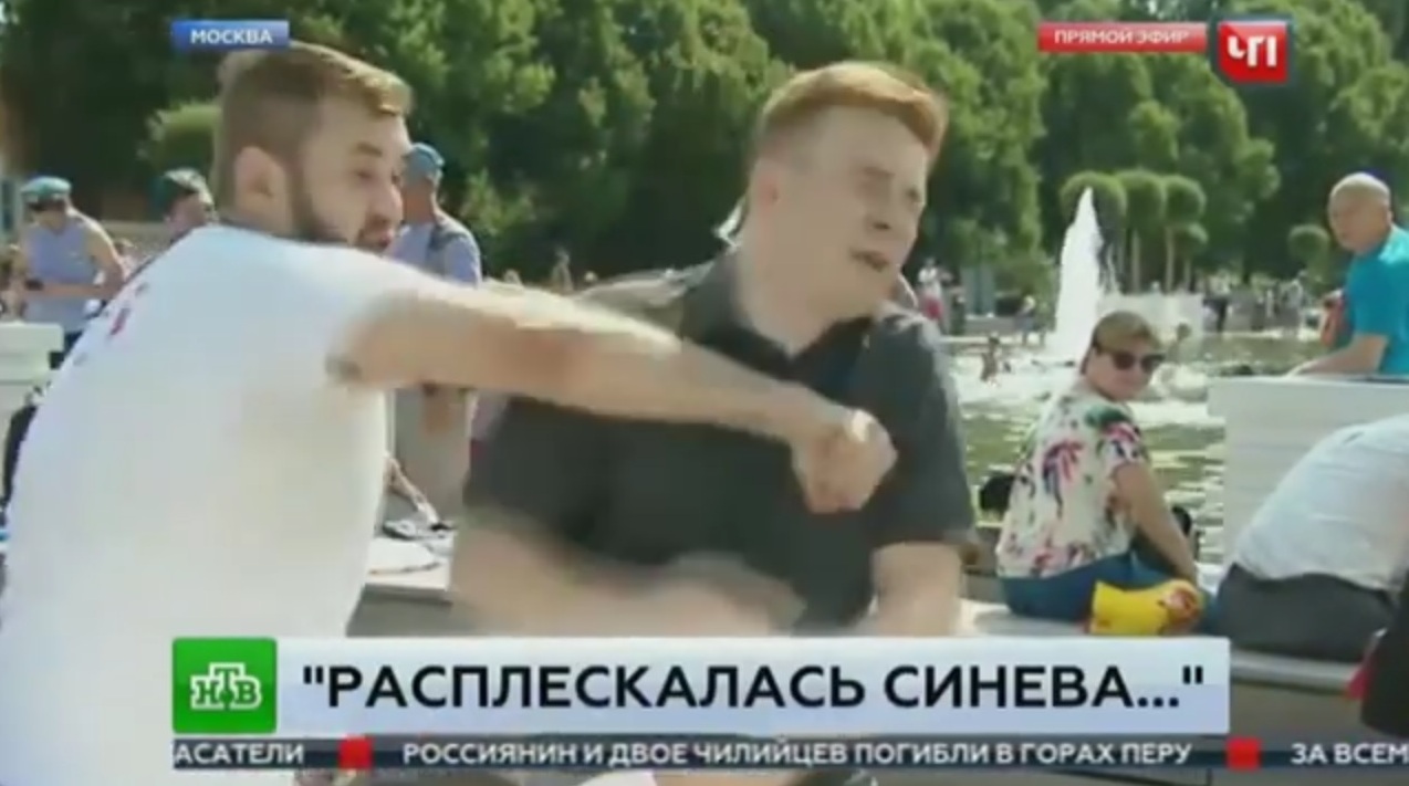 В Москве корреспондента НТВ ударили во время прямого эфира со дня ВДВ