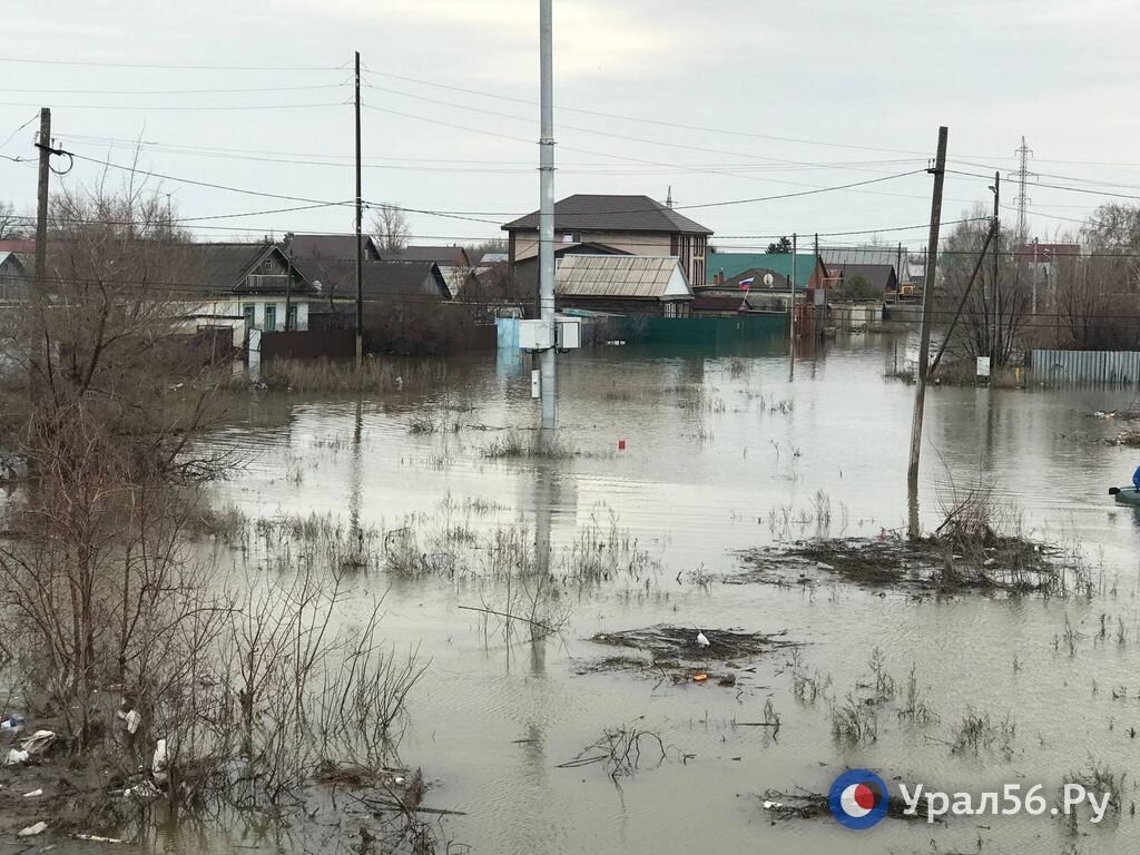 Затопленные во время весеннего наводнения частные дома в Орске