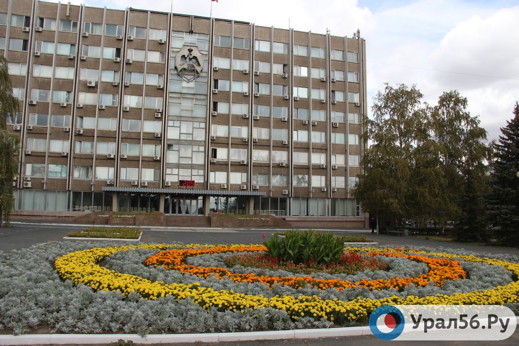 Клумба перед зданием городской администрации