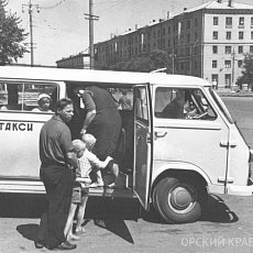 1970 год, от площади Комсомольской отправляется маршрутное такси в аэропорт. Фото ОКМ