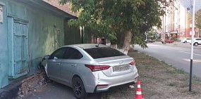 В Оренбурге водитель иномарки въехал в жилой дом