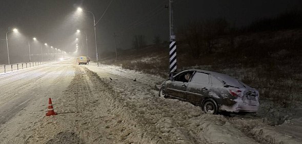 На обходе Оренбурга легковушка вылетела в кювет и врезалась в опору ЛЭП
