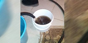 В поселке Москва Орска из кранов течет «черная» вода