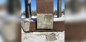 В Оренбурге вандалы разбили гранитные плиты на памятнике Юрию Гагарину, который хотят отремонтировать за 7 млн рублей 