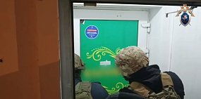 Сотрудники ОМОНа приехали в магазин. Фото СК РФ по Оренбургской области 