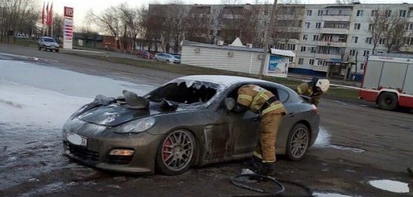 В Оренбурге на улице Волгоградской сгорел Porsche Panamera