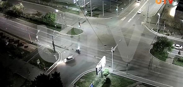 В Оренбурге на улице Чкалова мотоциклист врезался в «Ладу Калину». Есть пострадавшие (видео)