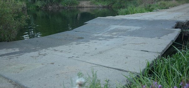 Вместо ремонта аварийного моста жители села Кумак получили запрещающий дорожный знак