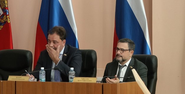 Артем Сафиуллин пришел на заседание горсовета 