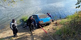 В Новотроицке из Урала достали машину пропавшего мужчины — хозяин оказался жив
