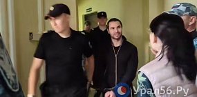 Макар Макаров доставили в зал суда. Стоп-кадр из видео 