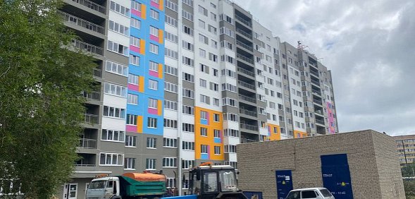 Цветной фасад и яркий подъезд: В Орске свои очертания приобрела новая многоэтажка на улице Пацаева